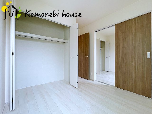 第8上尾二ツ宮　新築一戸建て　Bの収納|ハンガーラック付き収納なら、コートやシャツもシワなく掛けられて毎日の身支度がスムーズ。見せたくないものは隠しつつ、使いやすさと整理整頓の両方を叶えます。