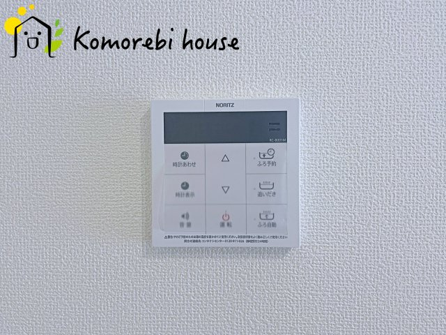 第8上尾二ツ宮　新築一戸建て　Bの設備|ワンタッチで湯張りや追い焚きができる給湯スイッチ。夕飯の支度をしながら、同時進行でお風呂の準備ができる効率の良い生活動線が魅力です。
