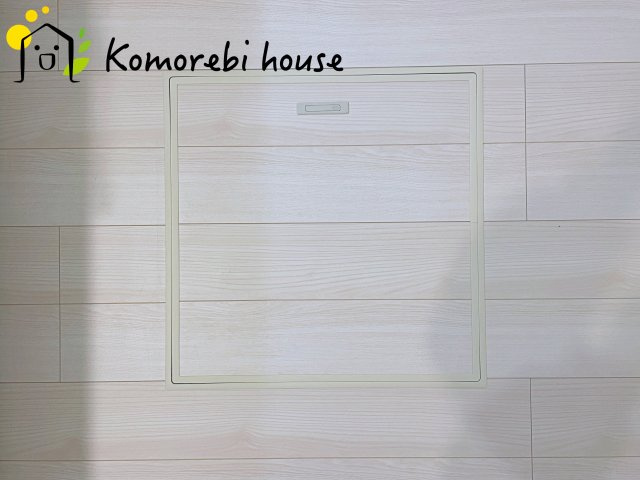 第8上尾二ツ宮　新築一戸建て　Bの内装|普段はしまっておきたい非常食や季節家電を、足元にすっきり収納。生活動線を邪魔せず、いざという時サッと取り出せる頼れる床下収納です。