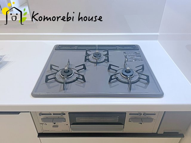 第8上尾二ツ宮　新築一戸建て　Bのキッチン|同時調理が叶う3口コンロと便利なグリル付き。忙しい朝のお弁当作りも、夕食の複数メニューもスムーズにこなせる頼れる設備です。