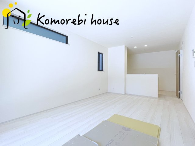 第8上尾二ツ宮　新築一戸建て　Bの居間・リビング|縦に広がるLDKは、空間を効率的に使える設計。キッチンからリビング、ダイニングまで家族の気配を感じられます。
