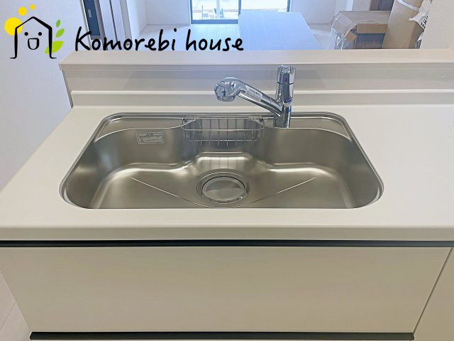 第8上尾二ツ宮　新築一戸建て　Bのキッチン|浄水器一体型で、いつでも美味しいお水がそのまま使えるキッチンシンク。料理やコーヒーづくり、炊飯にも安心して利用でき、毎日の食卓が少し豊かに。