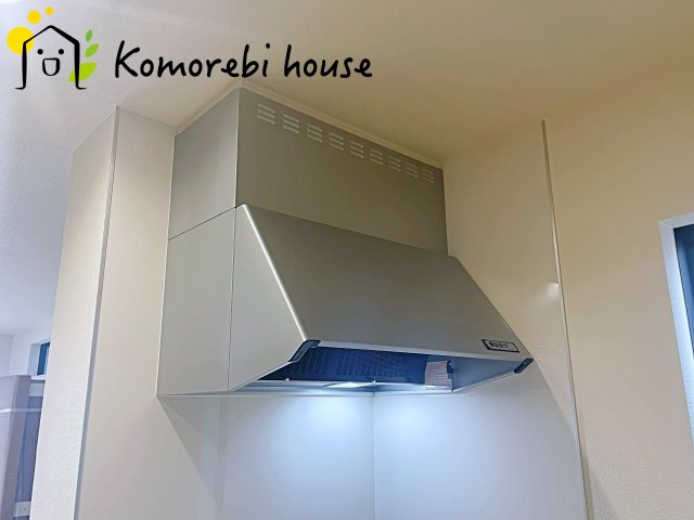 第8上尾二ツ宮　新築一戸建て　Bのキッチン|吸引力の高いレンジフードが煙や匂いを素早く排出。揚げ物や炒め物も気兼ねなくでき、リビングに匂いを残しません。