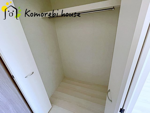 第8上尾二ツ宮　新築一戸建て　Bの収納|ハンガーラック付き収納なら、コートやシャツもシワなく掛けられて毎日の身支度がスムーズ。見せたくないものは隠しつつ、使いやすさと整理整頓の両方を叶えます。