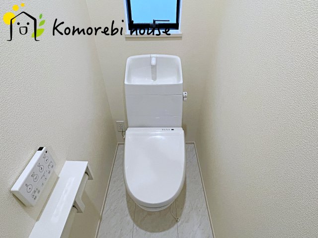 第8上尾二ツ宮　新築一戸建て　Bのトイレ|2階にもトイレがあることで、朝の混雑が解消し生活動線がスムーズに。新築ならではの間取り設計で、毎日の“プチストレス”が驚くほど減ります。