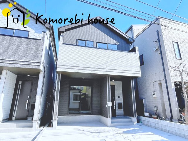 第8上尾二ツ宮　新築一戸建て　Bの外観|モノトーンの外観は、洗練されたデザインと落ち着きのある雰囲気を両立。シンプルだからこそ、日々の暮らしの中で光や影が美しく映え、住む人の心に安らぎをもたらします。