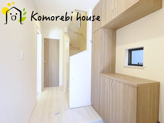 第8上尾二ツ宮　新築一戸建て　Bの玄関|明るく使いやすい玄関で、家族の生活をスムーズに。収納や導線も配慮された万能空間です。
