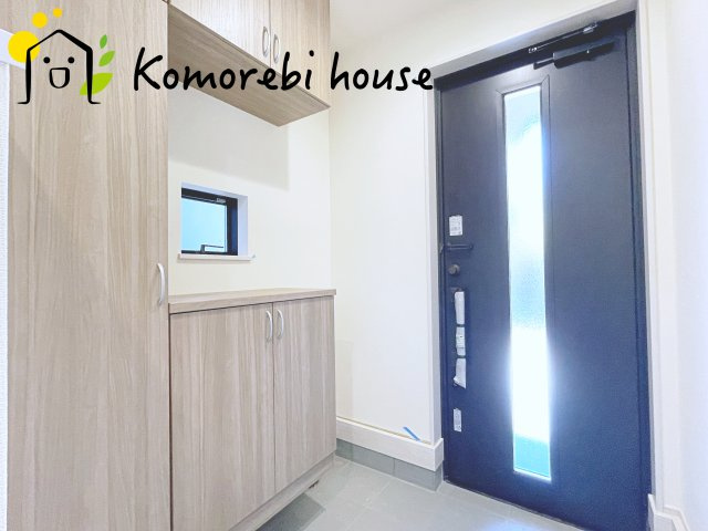 第8上尾二ツ宮　新築一戸建て　Bの玄関|玄関から快適な生活が始まる。収納・導線・使い勝手に配慮された、家族に優しい設計です。