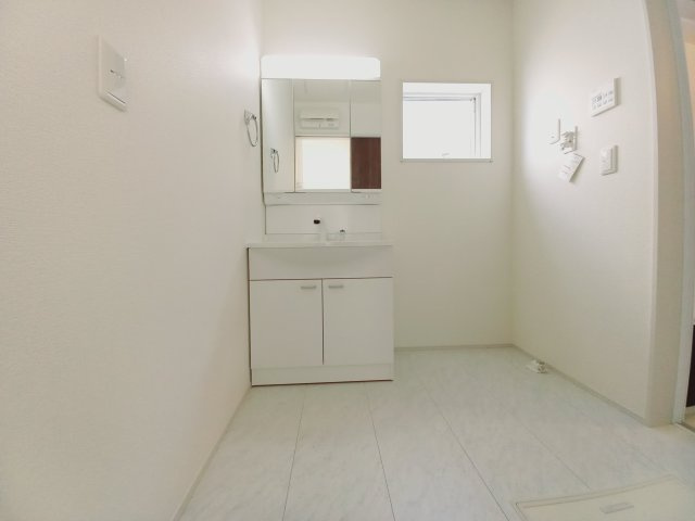 【小名浜大原1期／6号棟】ご成約特典として人気家電プレゼント中です！の独立洗面台|同施工◆洗面所の写真です◆　洗面台は朝をすっきりさせてくれる空間としては大切な空間です。バタバタしている忙しい朝でも収納が多い洗面台では短い時間で効率良く支度ができます。