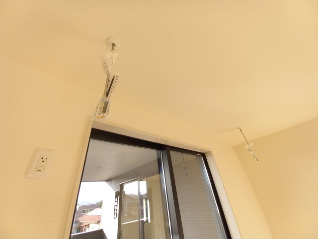 【小名浜大原1期／6号棟】ご成約特典として人気家電プレゼント中です！の設備|同施工　◆居室の写真です◆　室内物干しがありますので、梅雨の時期でも安心です。また、夜でも外に出ずに洗濯物を干せるから、女性にも安心ですね♪

