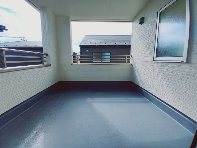 【小名浜大原1期／6号棟】ご成約特典として人気家電プレゼント中です！のバルコニー|同施工◆バルコニーの写真です◆　
洗濯物から布団まで一度にたくさん干せて便利です♪
眺めのよいバルコニーで、あなただけのリラックスタイムを☆