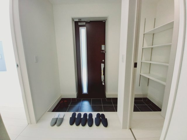 【小名浜大原1期／6号棟】ご成約特典として人気家電プレゼント中です！の玄関|同施工　　◆玄関の写真です◆
お洒落な玄関は気分が良いですね♪広々とした玄関になっております。　ご両親やお友達が来ても、靴の置き場に困ることはありません。収納力たっぷりで、整理整頓も楽ちんですね。

