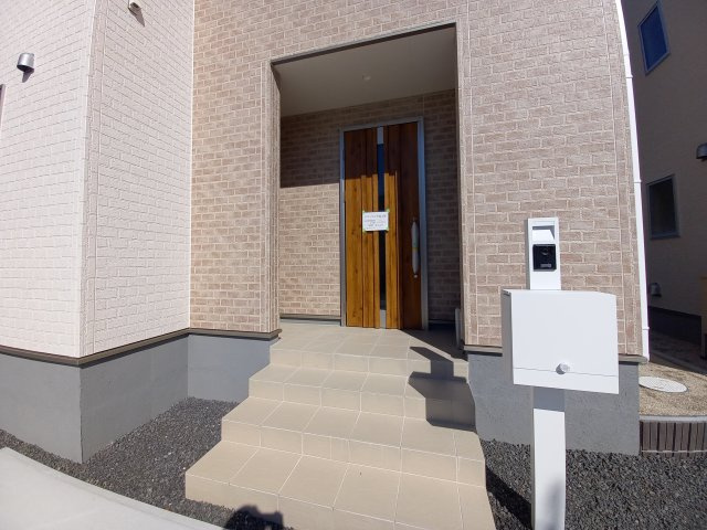 【小名浜大原1期／6号棟】ご成約特典として人気家電プレゼント中です！の玄関|同施工◆
一緒に理想の住まいを見つけましょう！（＾＾）
お住まいの相談だけでなく、地域の事についても是非お気軽に尋ねてください！
お問い合わせは不動産プラスまで☆

