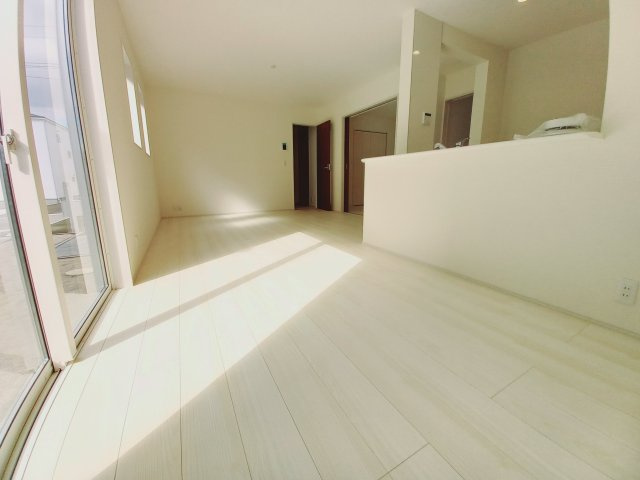 【小名浜大原1期／6号棟】ご成約特典として人気家電プレゼント中です！の居間・リビング|同施工◆リビングの写真です◆明るめのフローリングですので、お部屋を更に広く見せてくれる効果も♪食事の団らんや休日のリラックスタイムなど、家族での大切な時間をより楽しく過ごせそうです。

