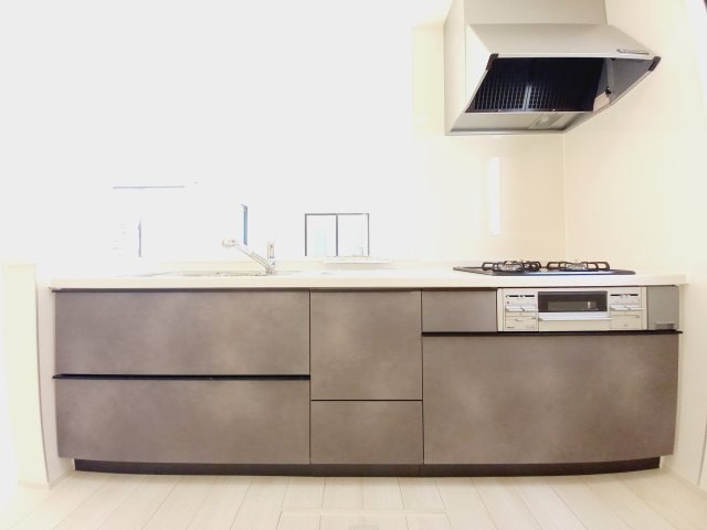 【小名浜大原1期／6号棟】ご成約特典として人気家電プレゼント中です！のキッチン|同施工◆キッチンの写真です◆　デザイン性と機能性を兼ね備えたキッチンです。　収納力も大満足◎　対面式キッチンは、家族の会話が途切れませんね♪


