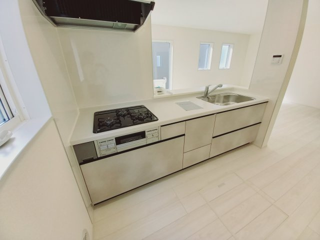 【小名浜大原1期／6号棟】ご成約特典として人気家電プレゼント中です！のキッチン|同施工◆キッチンの写真です◆　デザイン性と機能性を兼ね備えたキッチンです。　対面式キッチンは、家族の会話が途切れませんね♪