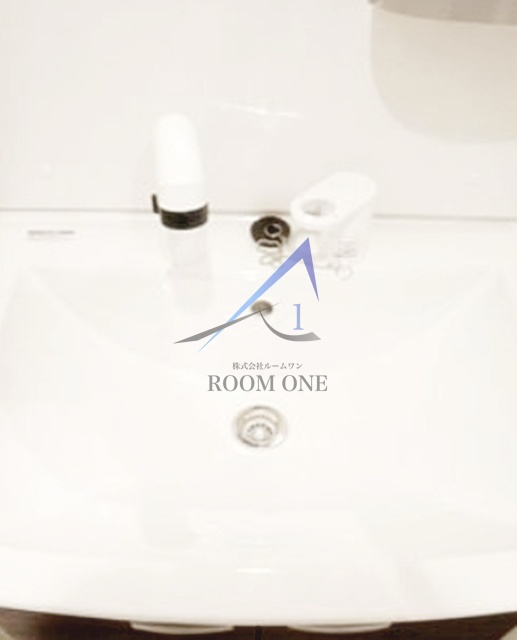 ＦＩＲＳＴ　ＴＥＲＲＡＣＥ