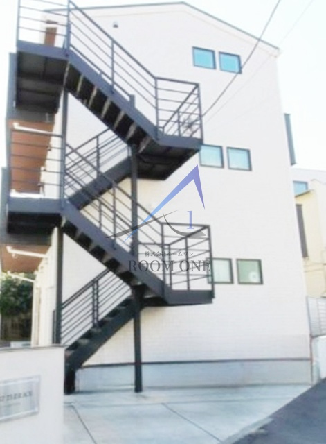 ＦＩＲＳＴ　ＴＥＲＲＡＣＥ