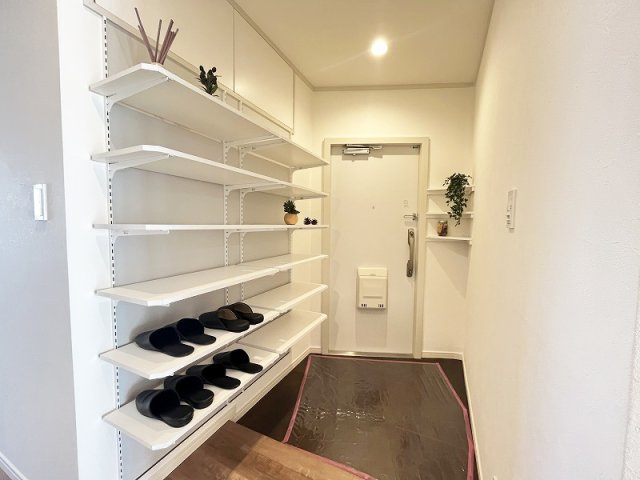 【玄関】 | 西原グリーンハイツ6号棟　(保谷店) | 玄関収納付きなので、スッキリとした玄関を保ちやすいです。