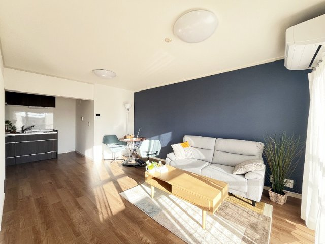 【居間・リビング】 | 西原グリーンハイツ6号棟　(保谷店) | 2025年8月にリノベーション完了！大変綺麗な室内ですぐに新生活を始めることができます。(家具付き販売※小物類は除きます)