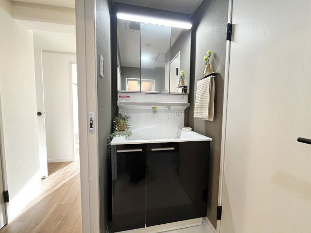 【独立洗面台】 | 西原グリーンハイツ6号棟　(保谷店) | 洗面台には大きく見やすい三面鏡が付いているので、身支度がスムーズに行えます。