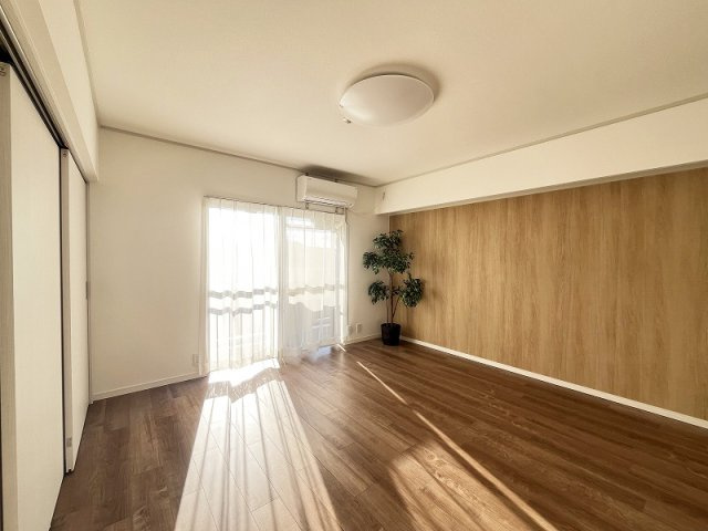 【寝室】 | 西原グリーンハイツ6号棟　(保谷店) | 8.4帖の広々とした寝室。寝具など大きな家具もゆとりを持って置くことができます。