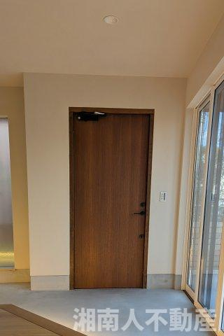 藤沢市辻堂東海岸３丁目２３－２新築戸建ての玄関|明るい玄関です