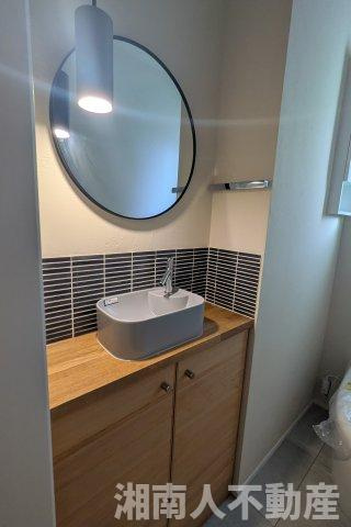 藤沢市辻堂東海岸３丁目２３－２新築戸建ての独立洗面台|独立洗面台、小物を置くことができて便利です