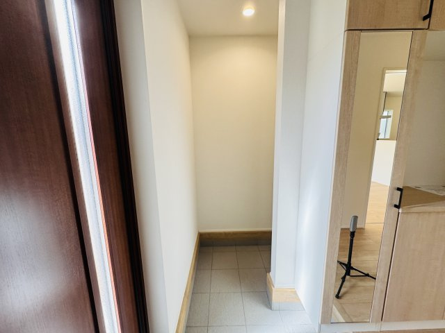 柏市酒井根２丁目新築戸建【酒井根小学校：7分】の玄関|玄関ホール横・土間収納スペース