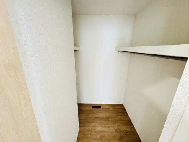 柏市酒井根２丁目新築戸建【酒井根小学校：7分】の収納|1Fファミリークローゼット