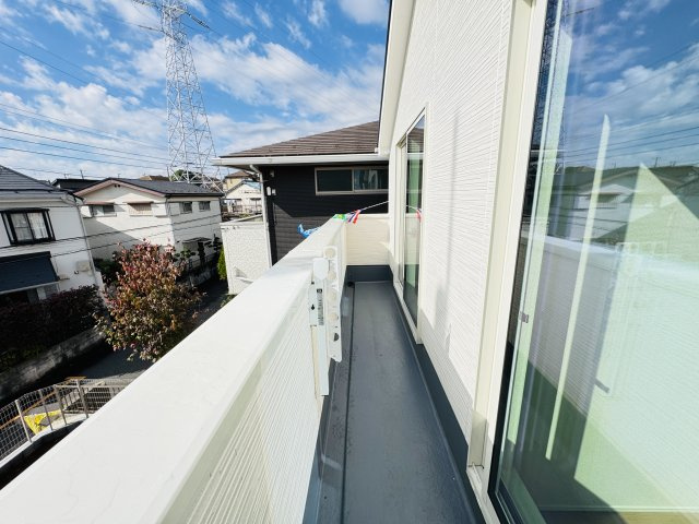 柏市酒井根２丁目新築戸建【酒井根小学校：7分】のバルコニー|南向きワイドバルコニー・日当たり良好♪
