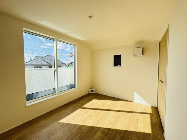 柏市酒井根２丁目新築戸建【酒井根小学校：7分】の子供部屋|6.5帖洋室・南側バルコニー前の明るいお部屋です♪