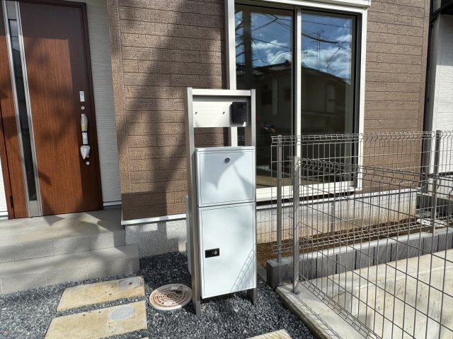 柏市酒井根２丁目新築戸建【酒井根小学校：7分】の防犯設備|インターホン・宅配ボックス完備