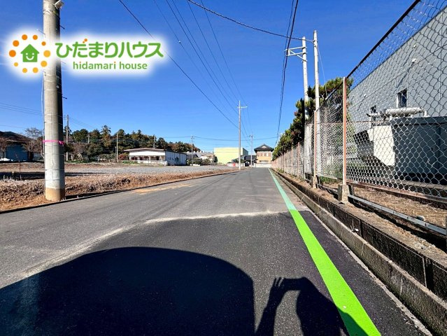 【前面道路含む現地写真】 | 小美玉市上玉里第2　新築戸建　2号棟 | 前面道路は車通りが少なく、お車の運転が苦手な方でも安心です
