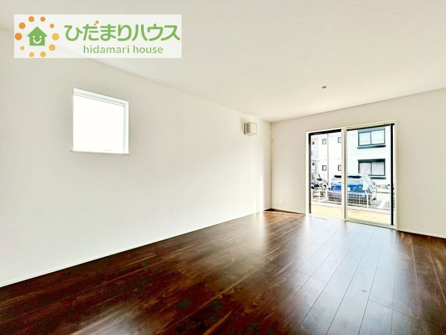 【居間・リビング】 | 取手市青柳第2期　新築戸建　2号棟 | リビングの大きな窓からは、暖かな日の光が降り注ぎます・・・