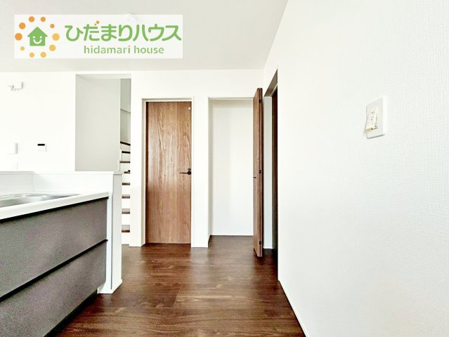 【収納】 | 取手市青柳第2期　新築戸建　2号棟 | キッチン横のパントリー収納は、非常時の飲食物のストックもしっかりできますね♪