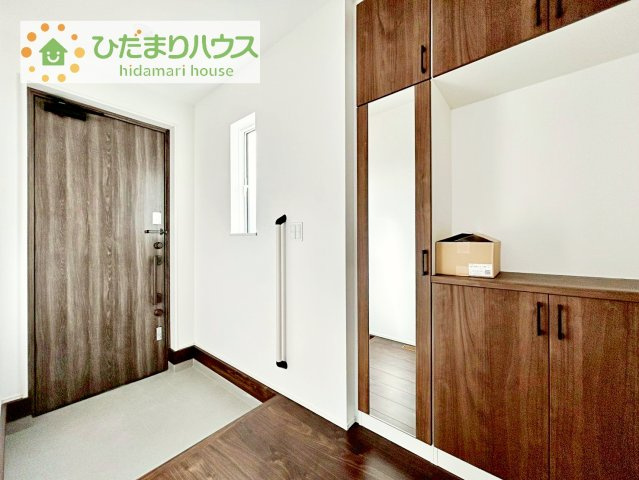 【玄関】 | 取手市青柳第2期　新築戸建　2号棟 | 玄関が広いので親子で並んで仲良く靴が履けますね(^^)/