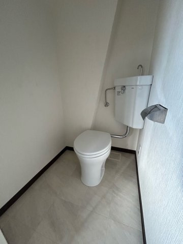 明石ロイヤルマンションのトイレ|清潔感のあるトイレです