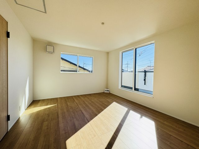 柏市酒井根２丁目新築戸建【酒井根小学校：7分】の寝室|10帖寝室・南側バルコニー前の明るいお部屋です♪