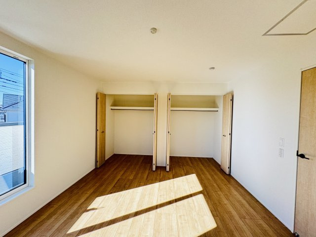 柏市酒井根２丁目新築戸建【酒井根小学校：7分】の収納|10帖寝室収納・クローゼット２つでたっぷり収納♪