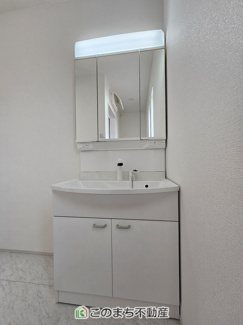 【洗面所】 | ハートフルタウン宇都宮市簗瀬3丁目1229番　A号棟 | シャンプードレッサーで朝の身支度♪伸びるホースでお掃除も簡単清潔です！