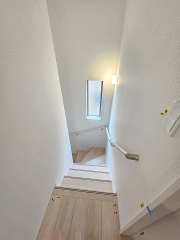 ハートフルタウン宇都宮市簗瀬3丁目1229番の内装|手すり付きで小さなお子様にも安心の階段スペースです☆