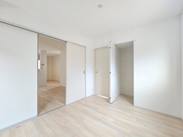 ハートフルタウン宇都宮市簗瀬3丁目1229番の洋室|洋室はお手入れのしやすいフローリング仕様です。普段はフロアモップなどを使って、簡単にお掃除していただけます◎