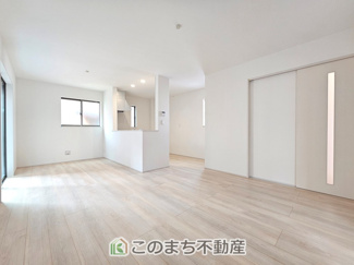 【居間・リビング】 | ハートフルタウン宇都宮市簗瀬3丁目1229番　A号棟 | ナチュラルな色調で、窓を多く配置し光を取り込む明るいリビングは家族だんらんの空間です♪
お休みの日は一日中家でリラックス出来る安らぎの空間になります♪