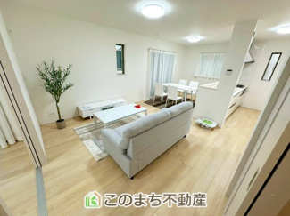 【居間・リビング】 | ハートフルタウン宇都宮市簗瀬3丁目1229番　A号棟 | ナチュラルな色調で、窓を多く配置し光を取り込む明るいリビングは家族だんらんの空間です♪
お休みの日は一日中家でリラックス出来る安らぎの空間になります♪