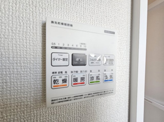 【設備】 | ハートフルタウン宇都宮市簗瀬3丁目1229番　A号棟 | 雨の日や湿気の多い梅雨時期など、洗濯物が乾き難い時期に重宝する浴室換気乾燥機。乾燥機能だけではなく、冬場の浴室内の寒暖差を緩和する暖房機能も標準装備。ヒートショック対策に一役買います。