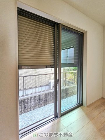ハートフルタウン宇都宮市簗瀬3丁目1229番の設備|1階掃出し窓はシャッター雨戸で防犯性アップ♪