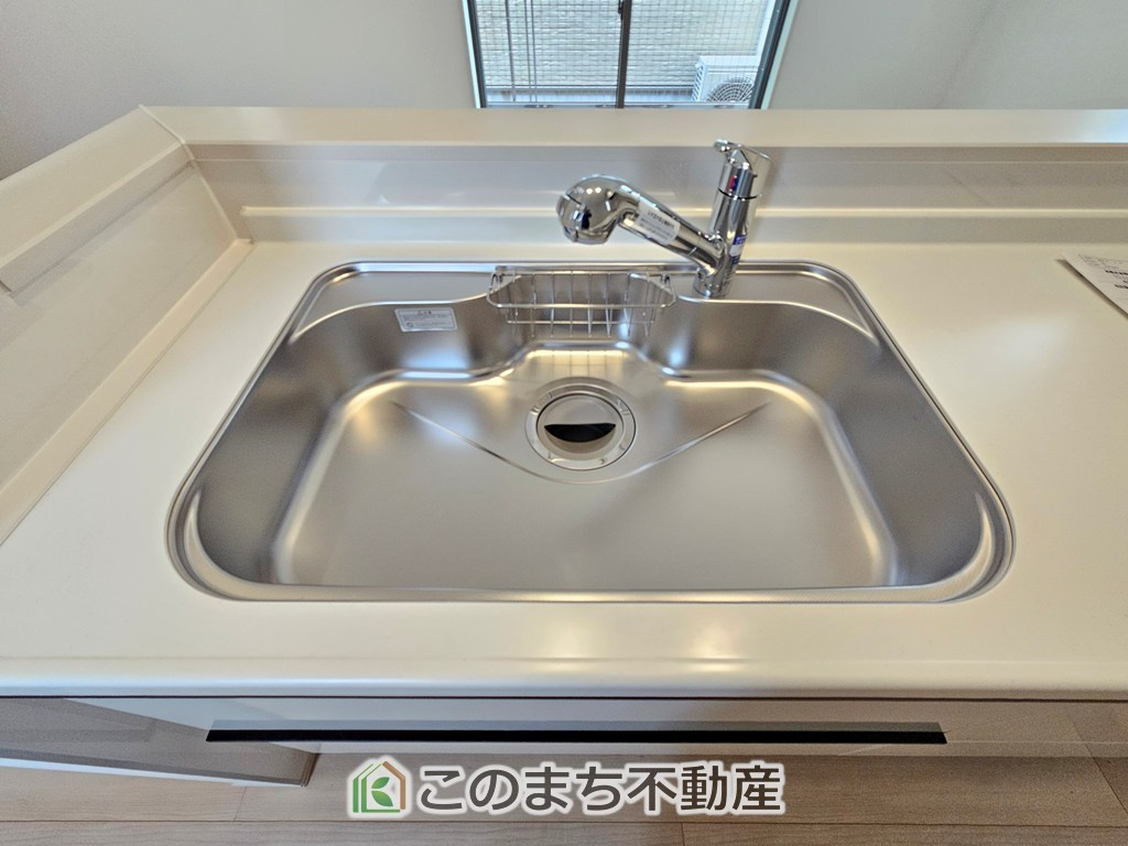 ハートフルタウン宇都宮市簗瀬3丁目1229番のキッチン|ビルトイン型浄水器を内蔵したキッチン水栓。お米を研いだり、野菜を洗ったりするときなど用途に応じてワンタッチで浄水に切り替えが可能です。カートリッジ式なので、フィルターを簡単に交換する事が出来ます。