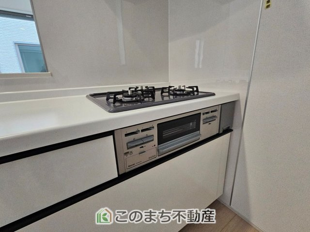 ハートフルタウン宇都宮市簗瀬3丁目1229番のキッチン|三ツ口コンロ採用で、同時調理もスムーズ◎！お料理を並べられるカウンター付きで、配膳・片付けをサポート！リビングで過ごすご家族とコミュニケーションを楽しみながら作業可能です♪