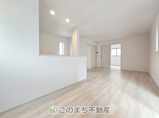 【居間・リビング】 | ハートフルタウン宇都宮市簗瀬3丁目1229番　A号棟 | 開放感のある広々としたリビング☆家族みんなでゆったりくつろげます♪
キッチンからリビングの様子がよく見渡せます☆